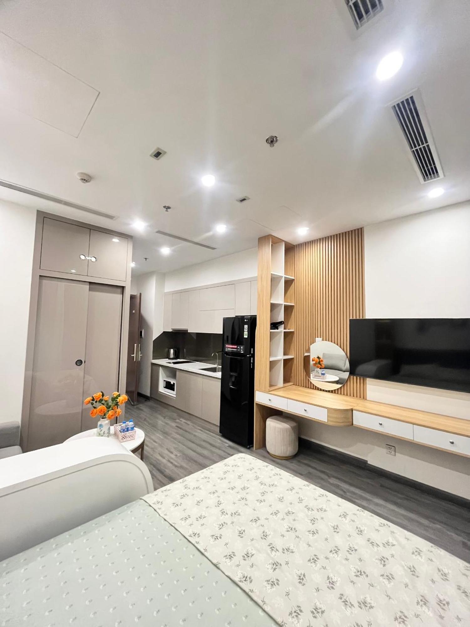 Apartment Ho Dich Vu Ban Cong Tonkin
